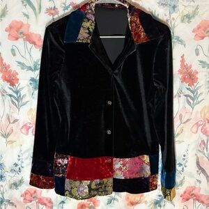 Vintage Notations Black Velvet Blazer with Floral Trim and Fitted Design